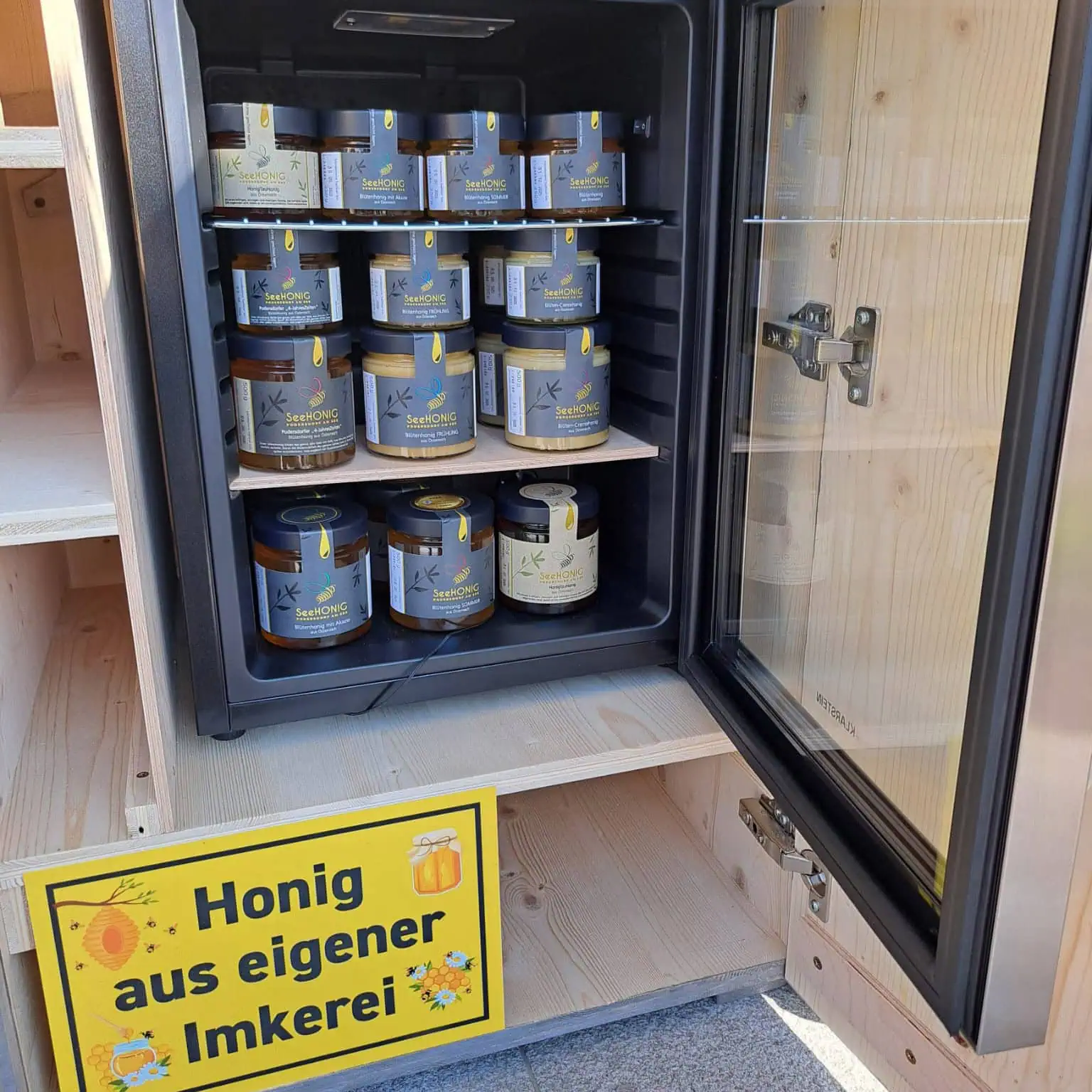 Seehonig Imkertochter mit Wabe